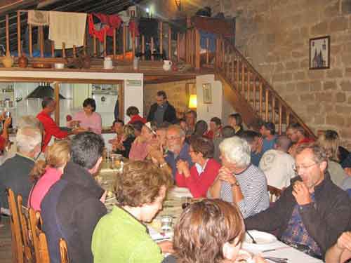 Gemeinsames essen in der Pilgerherberge von Granon.