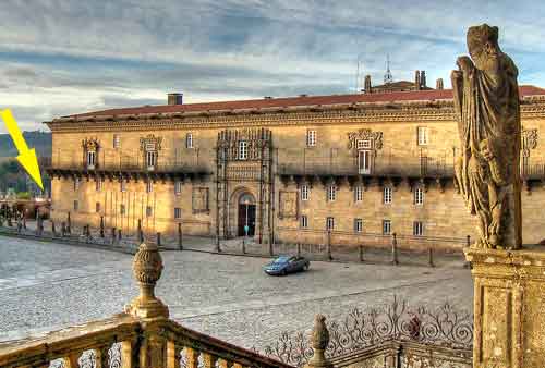 Das Hostal de Los Reyes Catolicos, der gelbe Pfeil zeigt den Weg zur Pilgerspeisung (cc) Angel Torres 