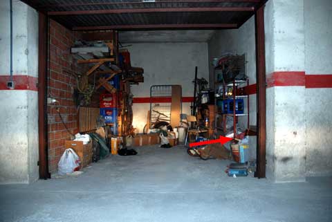 Die Garage in O Milladoiro, der Pfeil weist auf die Fundstelle hin.