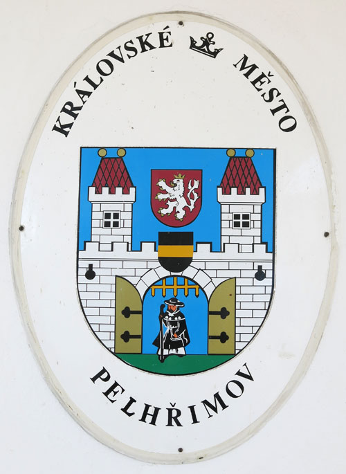 Das Stadtwappen von Pelhrimov mit Pilger